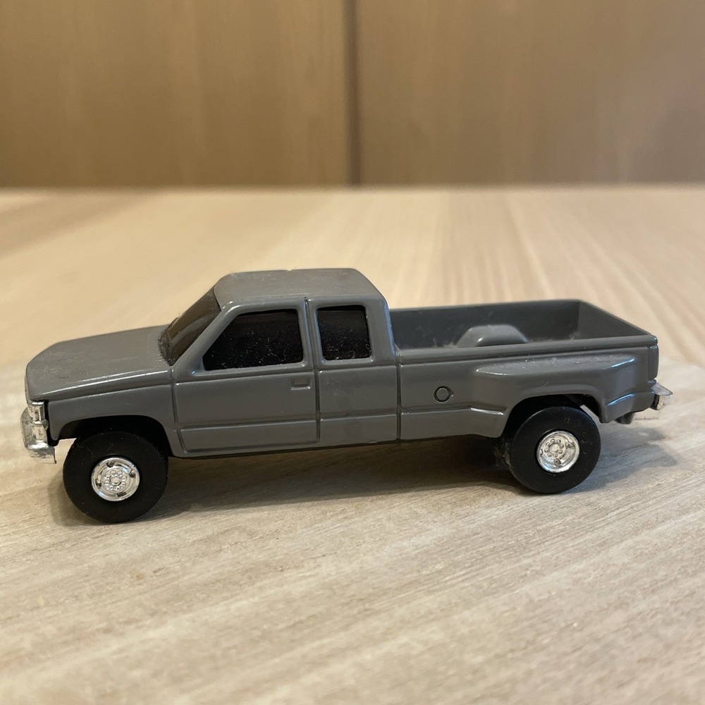 ERTL Farm Country GMC Dually Extended Cab Pickup 1/64 Gray Gooseneck Hitch